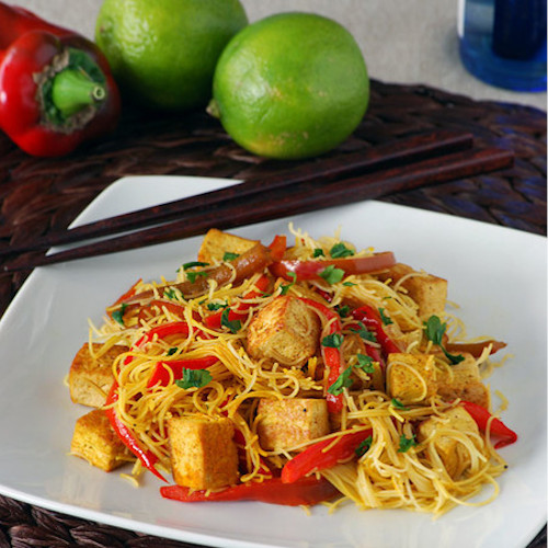 Fideos de arroz con tofu y pimientos